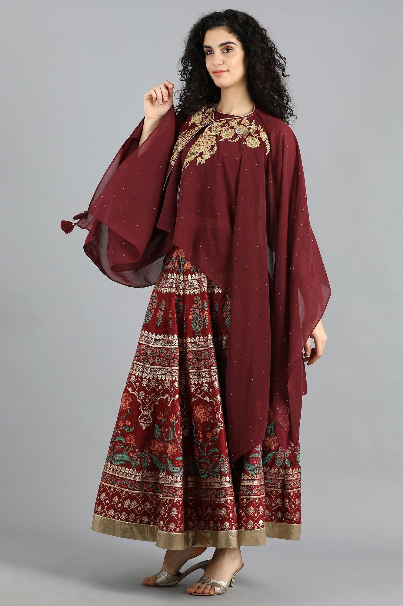 Maroon Round Neck Cape Sleeves Set