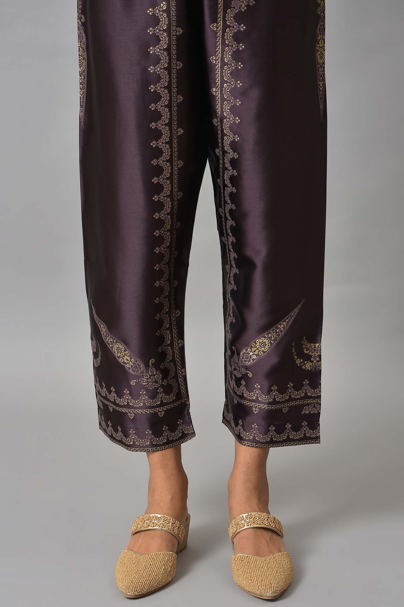 Light Purple Embroidered kurta, Pants & Chiffon Dupatta