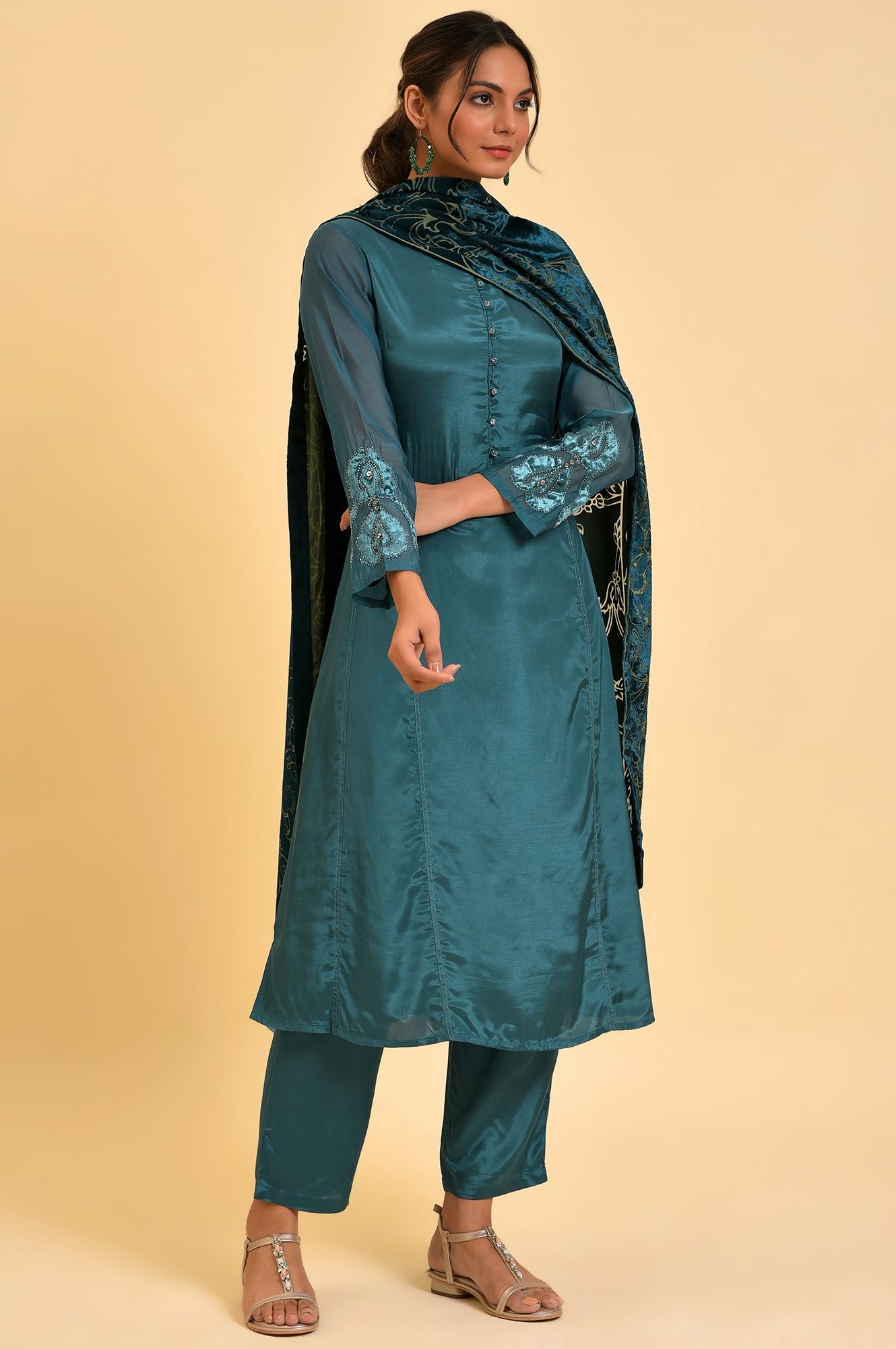 Green Solid kurta, Pants & Velvet Dupatta