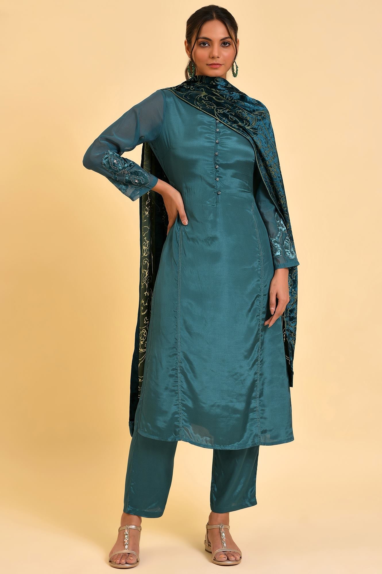 Green Solid kurta, Pants & Velvet Dupatta