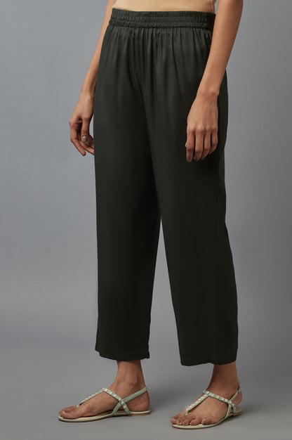 Bottle Green Solid Slim Pants in Straight Silhouette