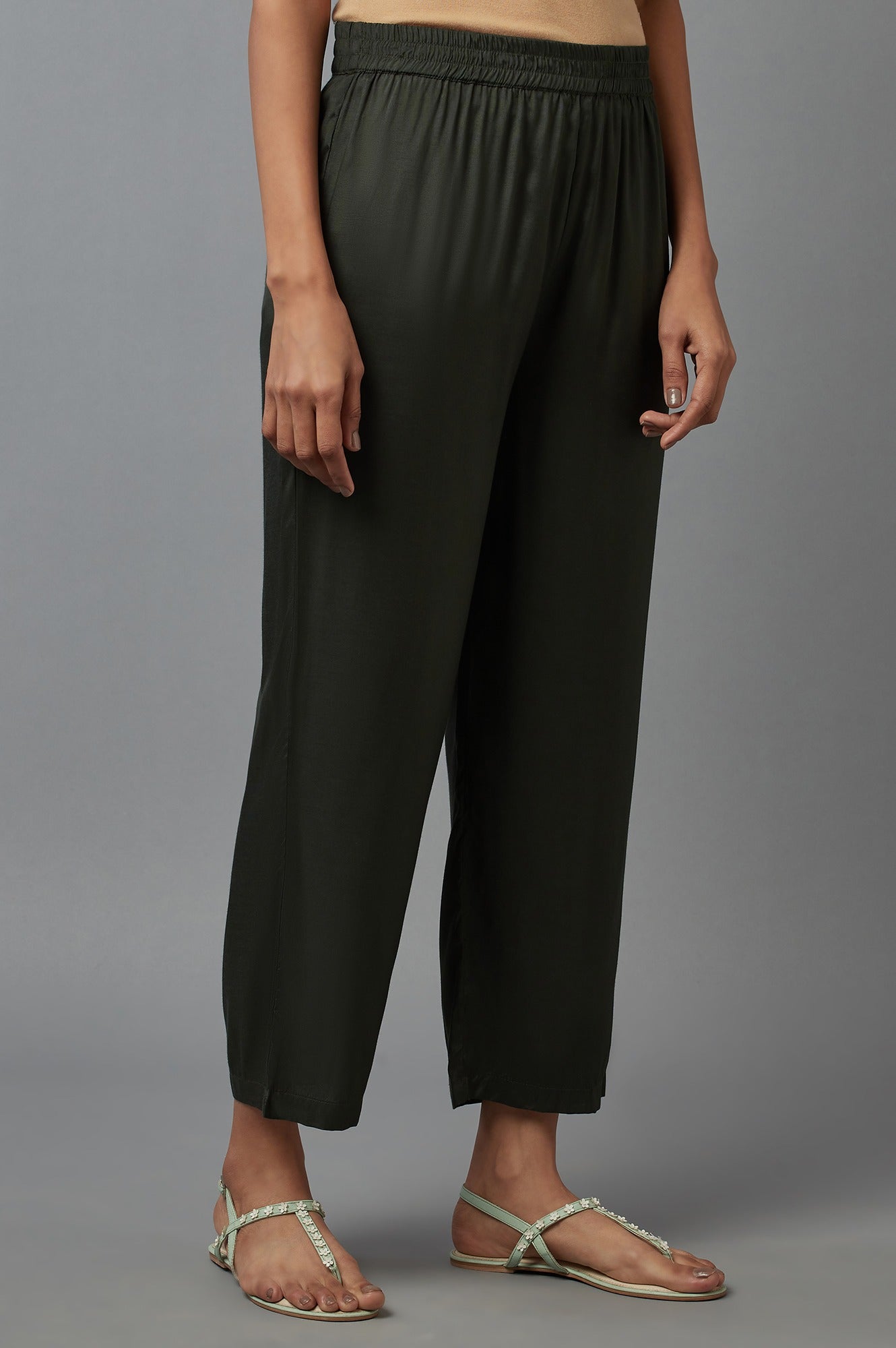 Bottle Green Solid Slim Pants in Straight Silhouette